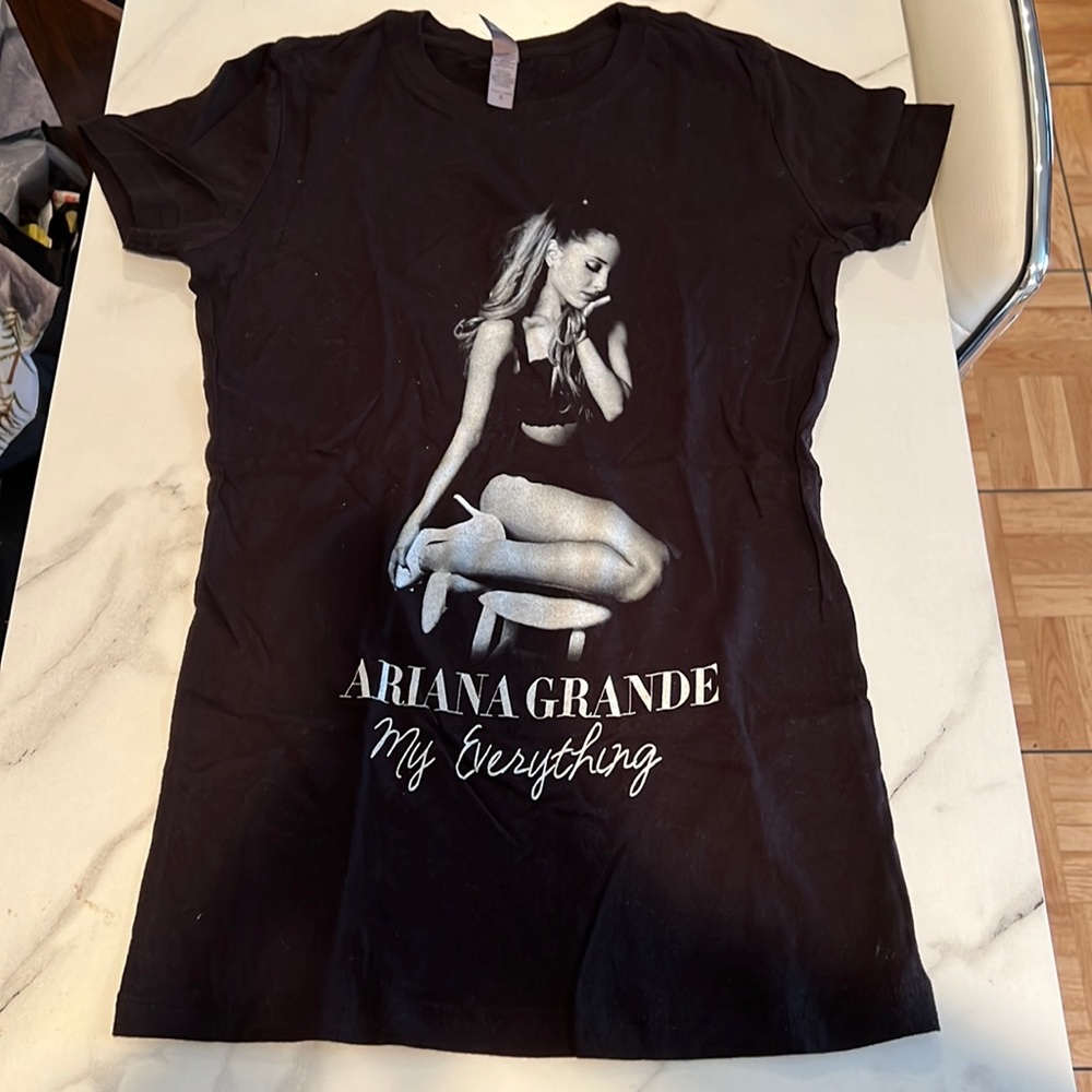 ARIANA GRANDE black crewneck tee shirt, my  EVERYTHING